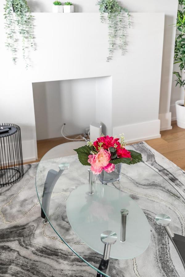 Fancy Downtown House With Hot Tub & Bbq By Globalstay Toronto Eksteriør bilde